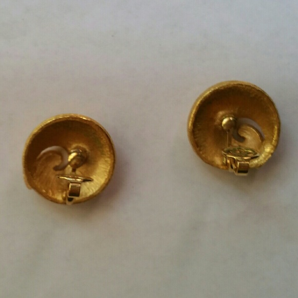 Vintage Trifari round modern clip on earrings - Picture 3 of 5